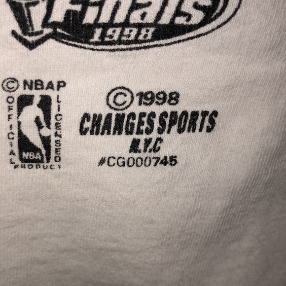 💥SOLD Vintage Tweety Chicago Bulls Tshirt - Picture 3 of 4